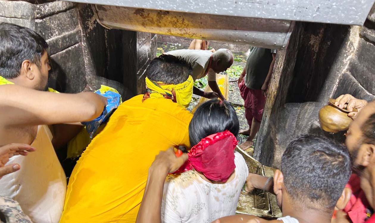 देवघर : बाबा मंदिर में दो लाख से अधिक श्रद्धालुओं ने किया जलाभिषेक