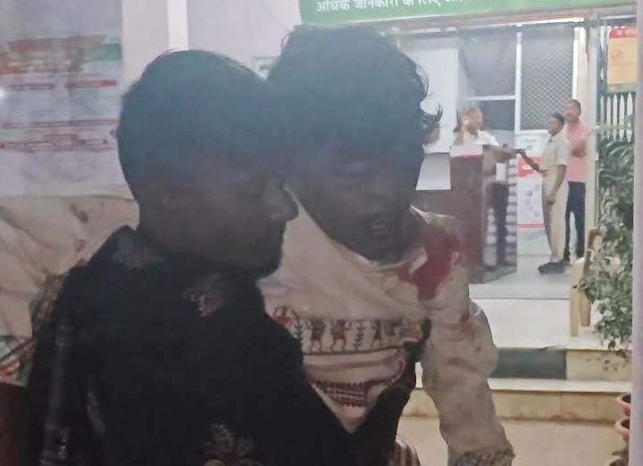 रातू में सड़क हादसा, सामुदायिक स्वास्थ्य केंद्र से रेफर मरीजों को नहीं मिली एंबुलेंस