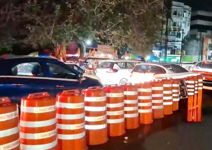 धनबाद में ट्रैफिक पुलिस ने लगाए प्लास्टिक बैरियर, सड़क सुरक्षा होगी बेहतर