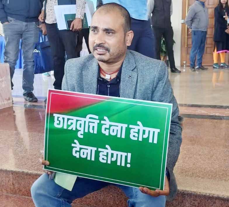 शीतकालीन सत्रः बकाया छात्रवृत्ति को लेकर आजसू विधायक धरना पर बैठे