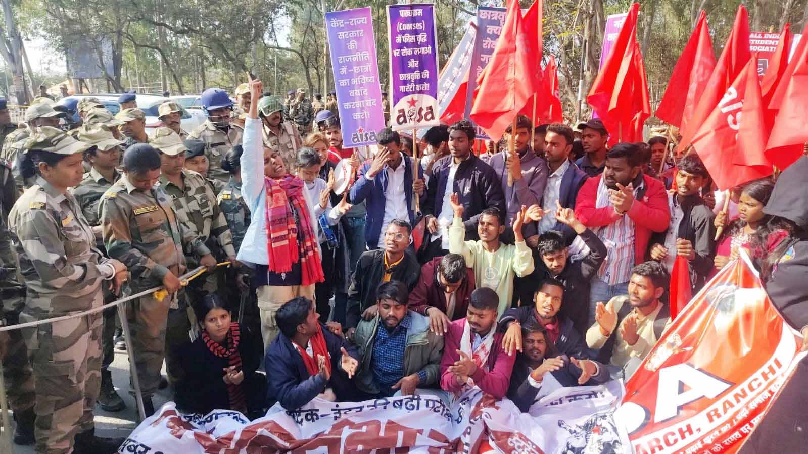 छात्रवृत्ति भुगतान की मांग पर AISA का विधानसभा मार्च, पुलिस रोकने में नाकाम