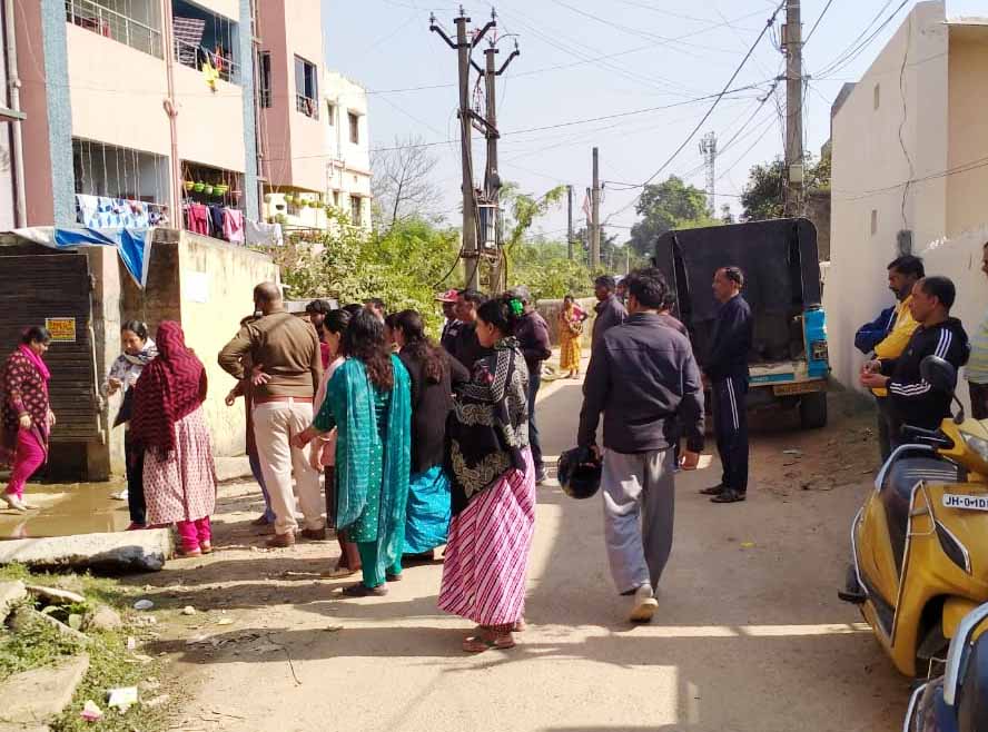 रांची : लटमा रोड में अपार्टमेंटों से गंदा पानी सड़क पर बहाए जाने का विरोध