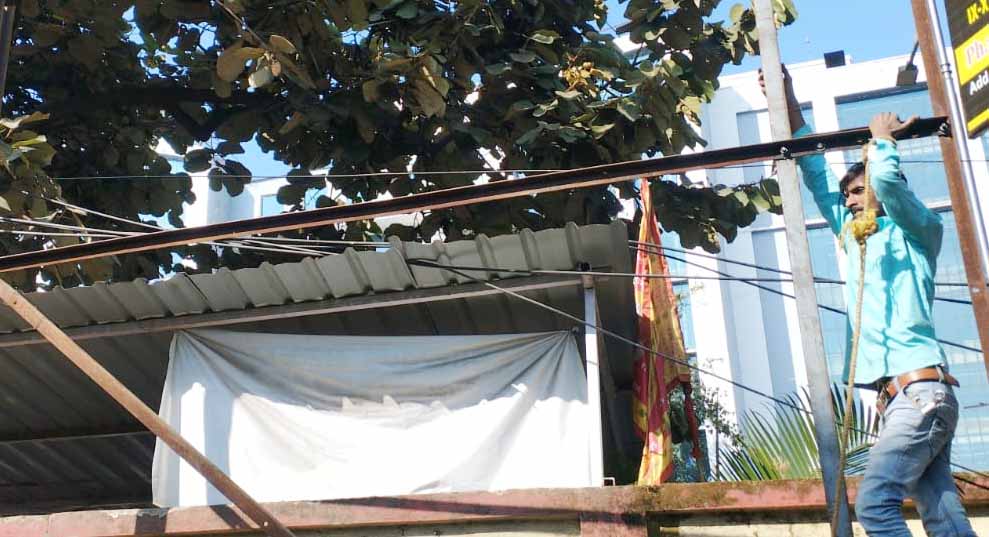 अवैध बैनर-पोस्टर व होर्डिंग्स पर निगम की कार्रवाई, कइयों पर लगाया जुर्माना