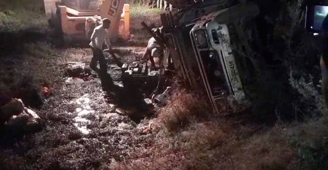 चक्रधरपुर : पिकनिक से लौट रही डीजे गाड़ी अनियंत्रित होकर पलटी, युवक की मौत