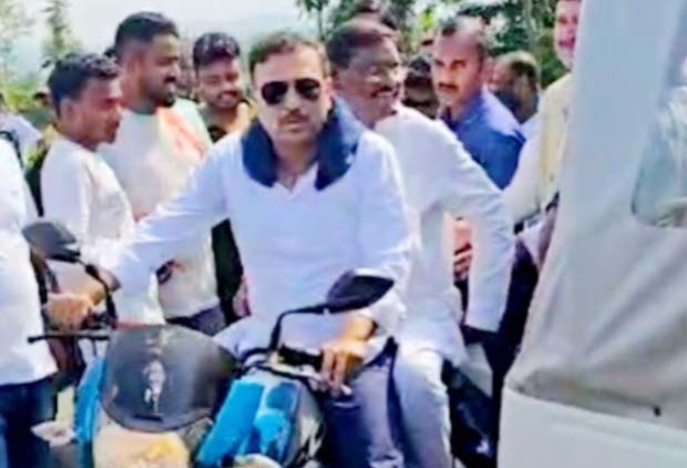 जाम में फंसे अर्जुन-सुदेश, बाइक से पहुंचे नेमरा