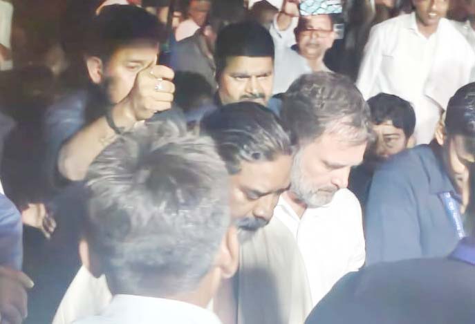 राहुल गांधी व मल्लिकार्जुन खरगे गुरूजी के अंतिम संस्कार में हुए शामिल