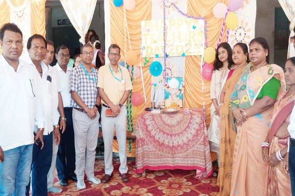 जादूगोड़ा : सिद्धू-कान्हू मेमोरियल स्कूल में शिक्षक दिवस धूमधाम से मनाया गया