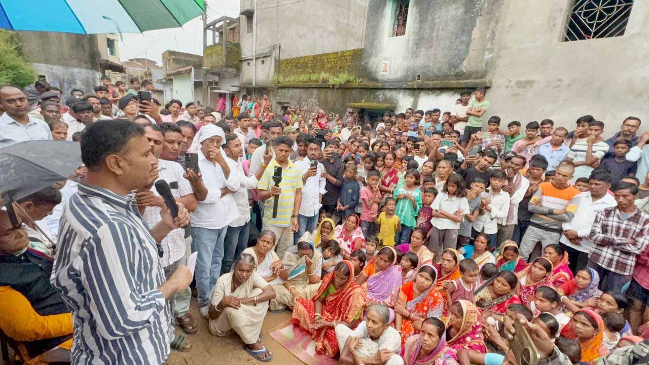पश्चिम बंगाल पुलिस की रोक के बावजूद सुदेश महतो पहुंचे कोटशिला, पीड़ितों से की मुलाकात