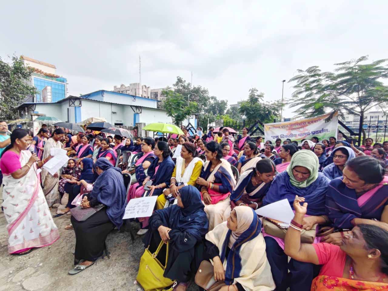 जिला समाज कल्याण पदाधिकारी के तबादले की मांग को लेकर प्रदर्शन