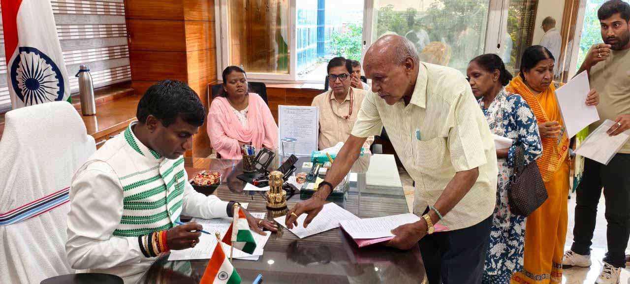 रांची : जनता दरबार में लगी फरियादियों की भीड़, कई शिकायतों का मौके पर समाधान