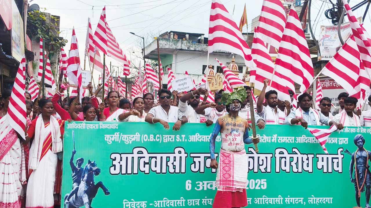 लोहरदगा में कुड़मियों के एसटी मांग के विरोध में आदिवासियों ने निकाला आक्रोश मार्च
