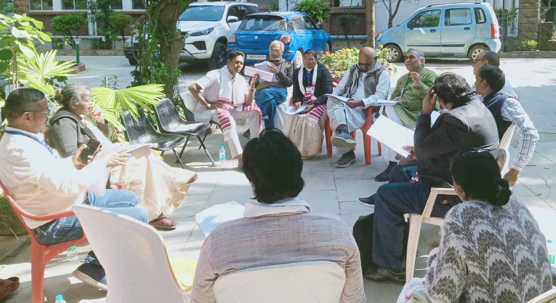 प्रकृति के साथ जीने वाले आदिवासी समुदाय अपनी ही भूमि से हो रहे है विस्थापित