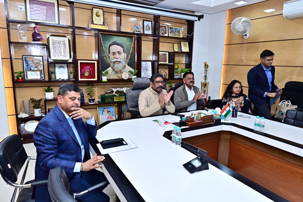 सीएम हेमंत ने दावोस व लंदन दौरे की तैयारियों की समीक्षा की