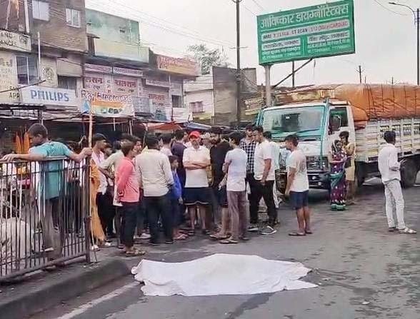 धनबाद : हाइवा की चपेट में आकर बुजुर्ग की मौत, ग्रामीणों ने किया सड़क जाम