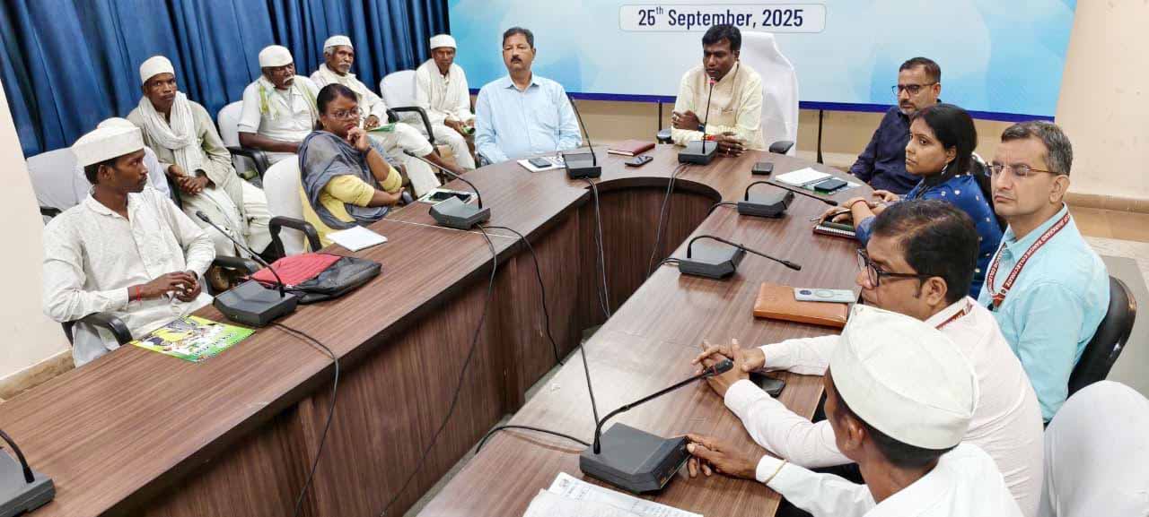 रांची डीसी ने टाना भगतों के साथ की बैठक, कहा- अब नए अंग्रेजों से लड़ना है