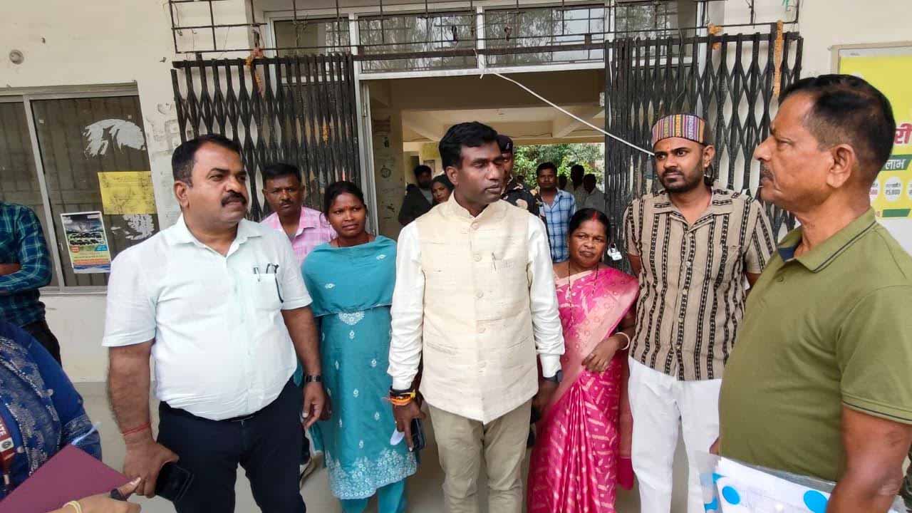 रांची : उपायुक्त ने नामकुम अंचल कार्यालय का किया औचक निरीक्षण