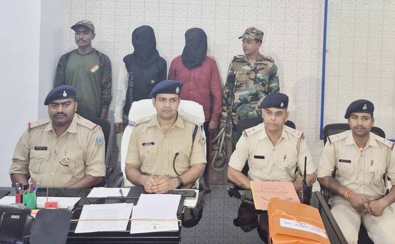 चेन छिनतई गिरोह का पर्दाफाश: दो गिरफ्तार, गला हुआ सोना व चोरी की बाइक बरामद