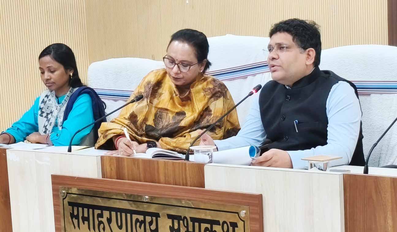 हजारीबाग : समाज कल्याण योजनाओं की धीमी प्रगति पर DC नाराज, स्पष्टीकरण मांगा