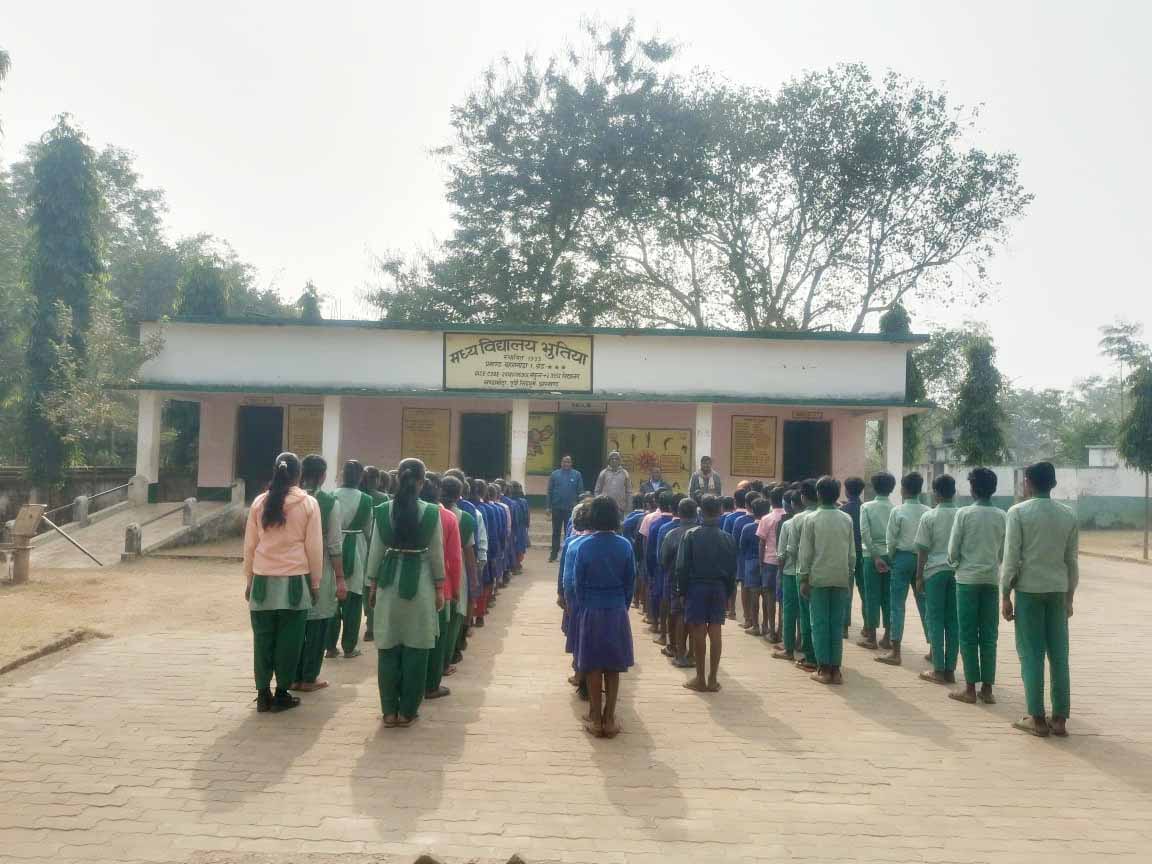 बहरागोड़ा: जर्जर भवन व संसाधनों की कमी के बीच भविष्य गढ़ रहे भुतिया मध्य विद्यालय के बच्चे