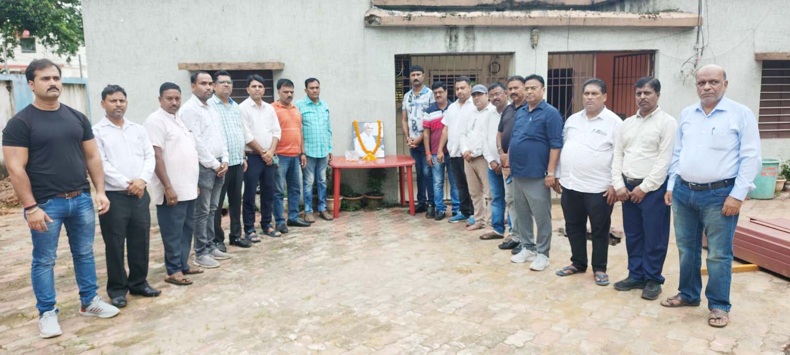 रामगढ़ : संपादक हरिनारायण सिंह व शिबू सोरेन को दी गई श्रद्धांजलि