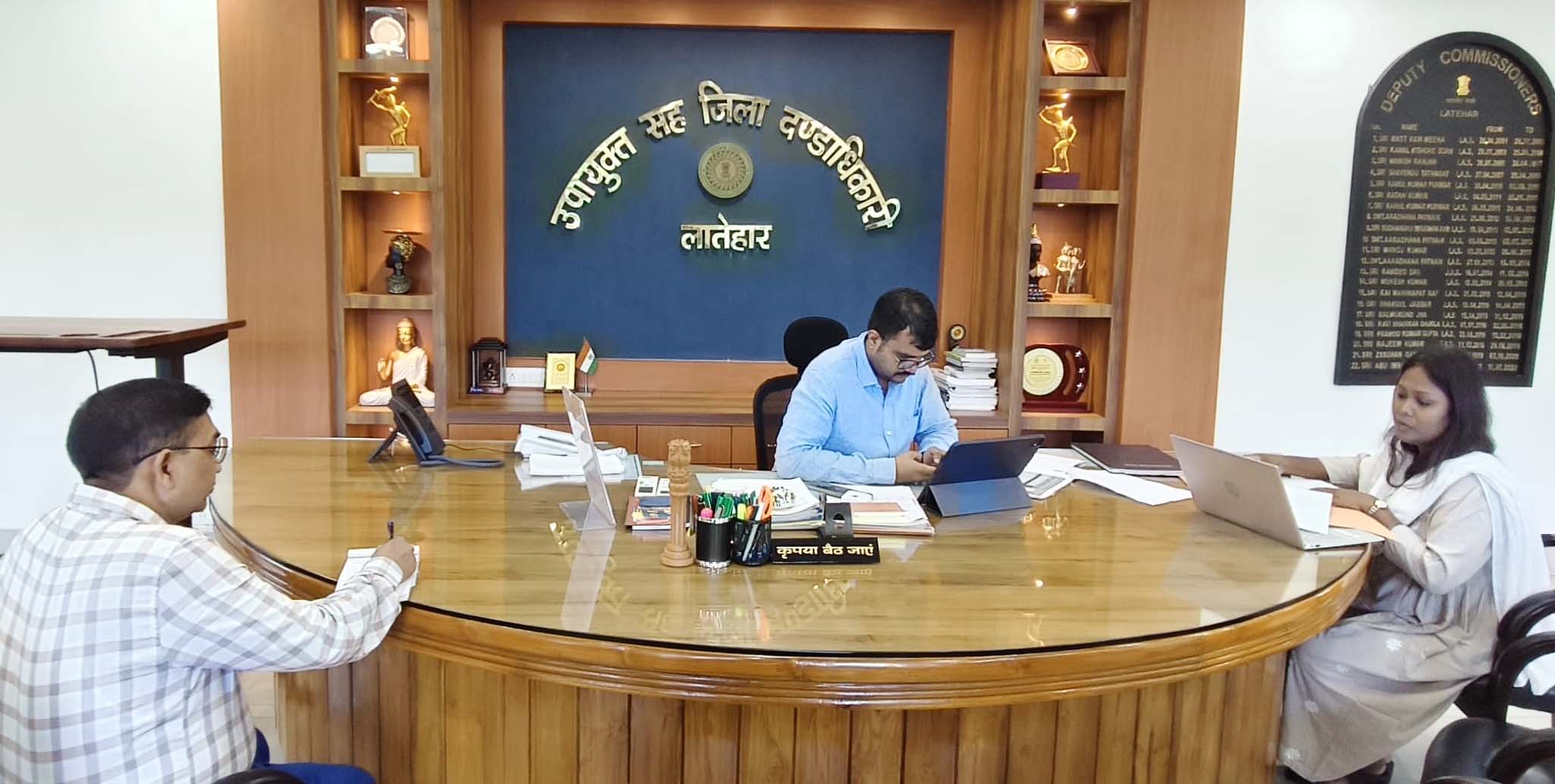 लातेहार : डीसी ने सामाजिक सुरक्षा कोषांग की समीक्षा की