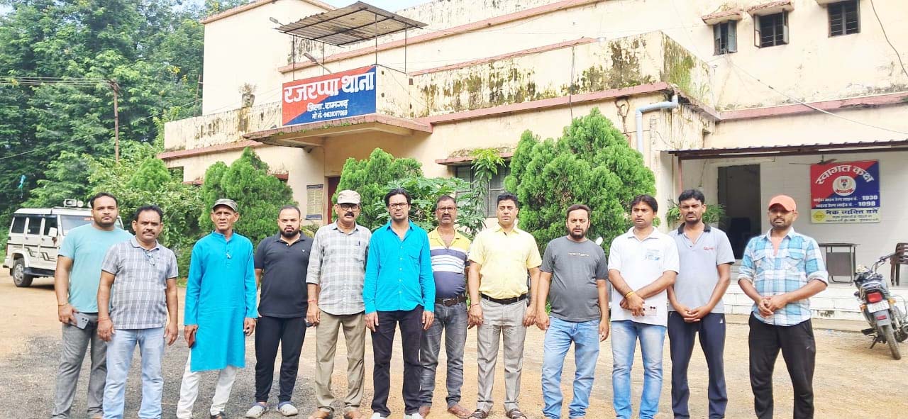रामगढ़ : असामाजिक तत्वों ने फाड़ा सुवर्णवणिक समाज का बैनर, आक्रोश