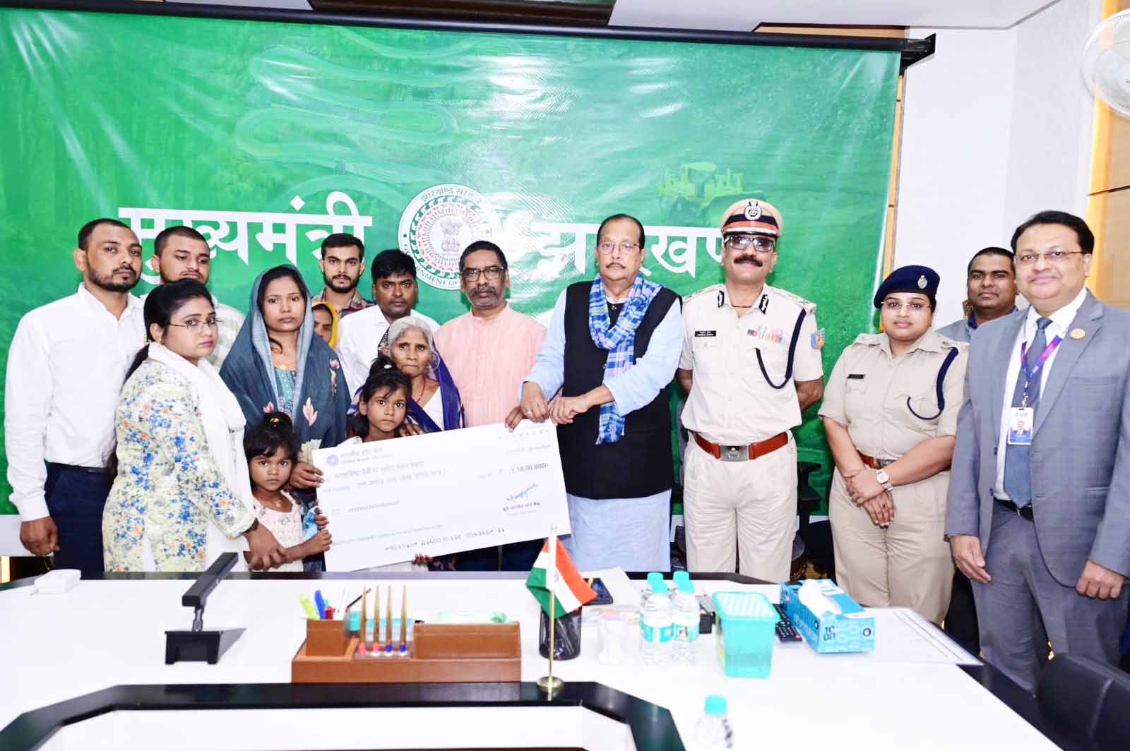 सीएम ने शहीद आरक्षियों के परिजनों को 1 करोड़ 10 लाख की सम्मान राशि सौंपी