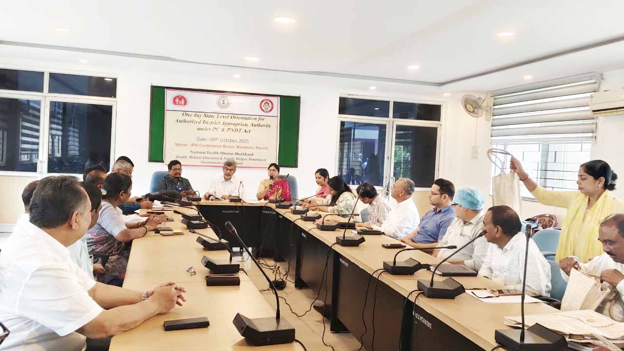 अधिकारियों को लिंग चयन रोकने व कानून पालन पर किया गया जागरूक