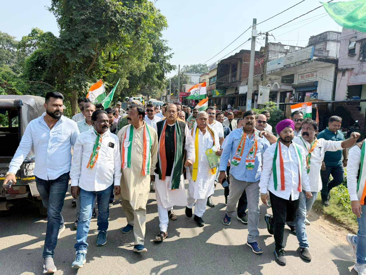 घाटशिला उपचुनाव: महागठबंधन का शक्ति प्रदर्शन, सोमेश सोरेन के समर्थन में निकाली पदयात्रा