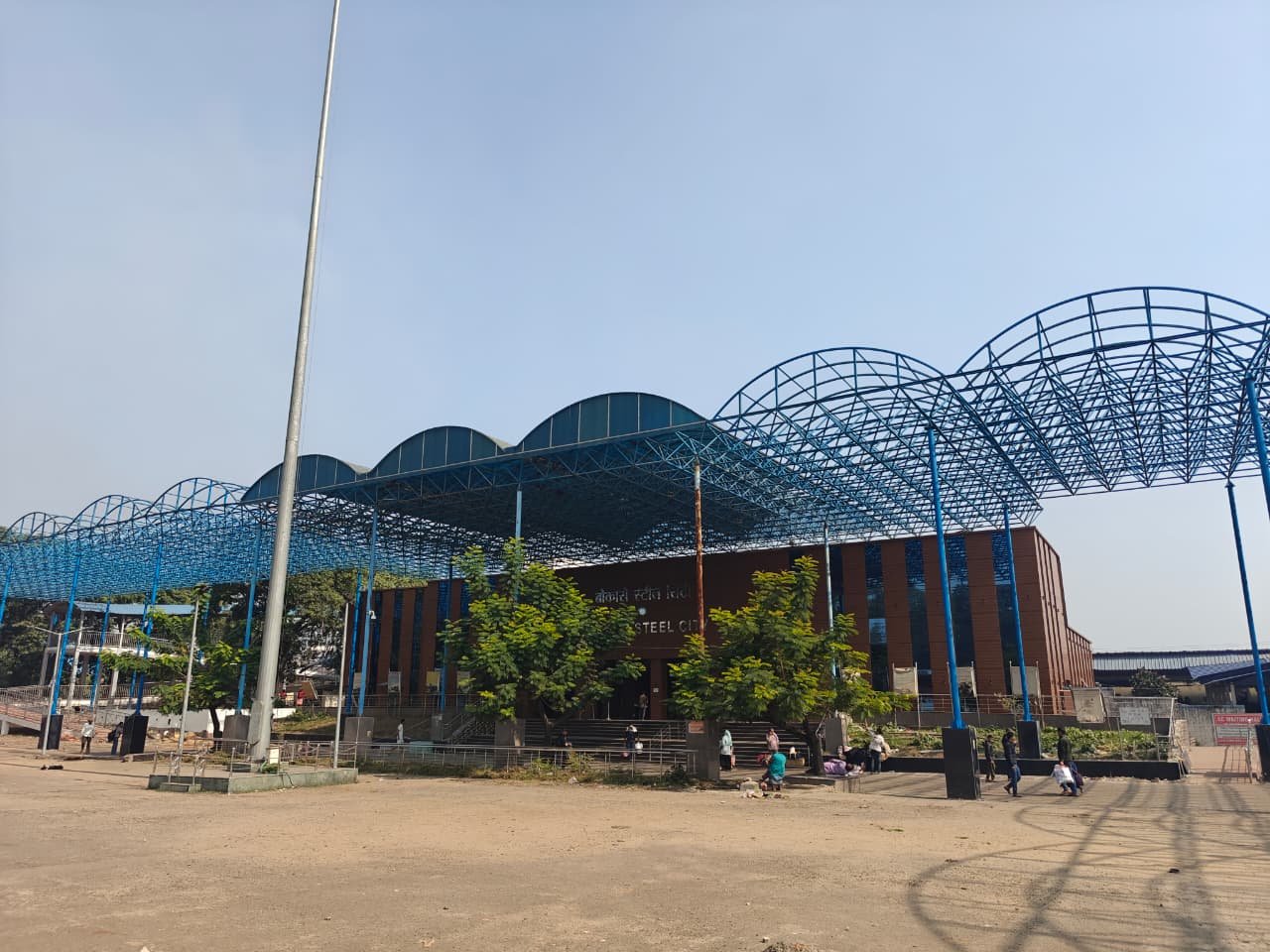 बोकारो रेलवे स्टेशन: यात्रियों ने गुणवत्ता व डिजाइन पर जताई नाराजगी