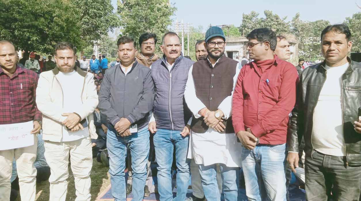 मनरेगा कर्मियों ने ग्रामीण विकास मंत्री आवास का किया घेराव