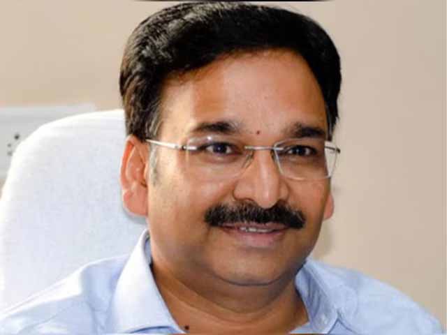 निलंबित IAS विनय चौबे ने परिवार के साथ की 10 विदेश यात्रा, करोड़ों का खर्च साली ने उठाया