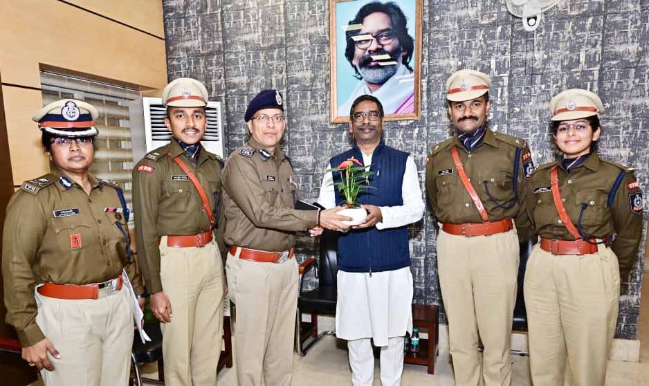 CM हेमंत सोरेन से भारतीय पुलिस सेवा के अधिकारियों ने की मुलाकात