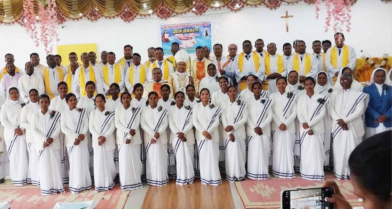 उन्नीस धर्मबहनों ने धारण किया प्रथम व्रत, ईश्वर को समर्पित किया जीवन