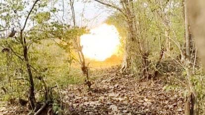 चाईबासा : सारंडा जंगल में आईईडी ब्लास्ट में दो जवान घायल