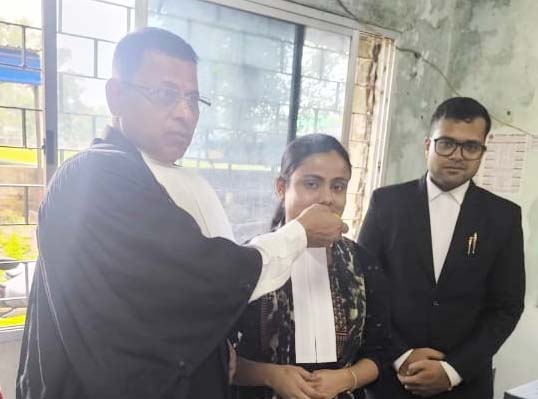 लातेहार :  अधिवक्‍ता संघ के अध्‍यक्ष ने नव आगंतुक अधिवक्‍ता का स्‍वागत किया