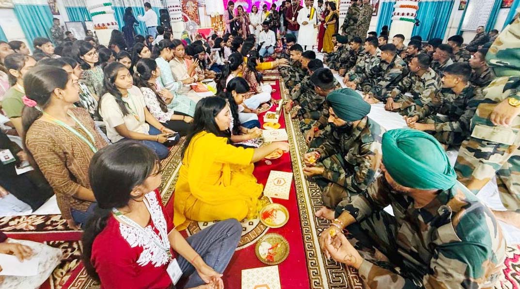 सीयूजे के छात्रों ने सेना के जवानों संग मनाया रक्षा बंधन, बांधी देशभक्ति की डोर