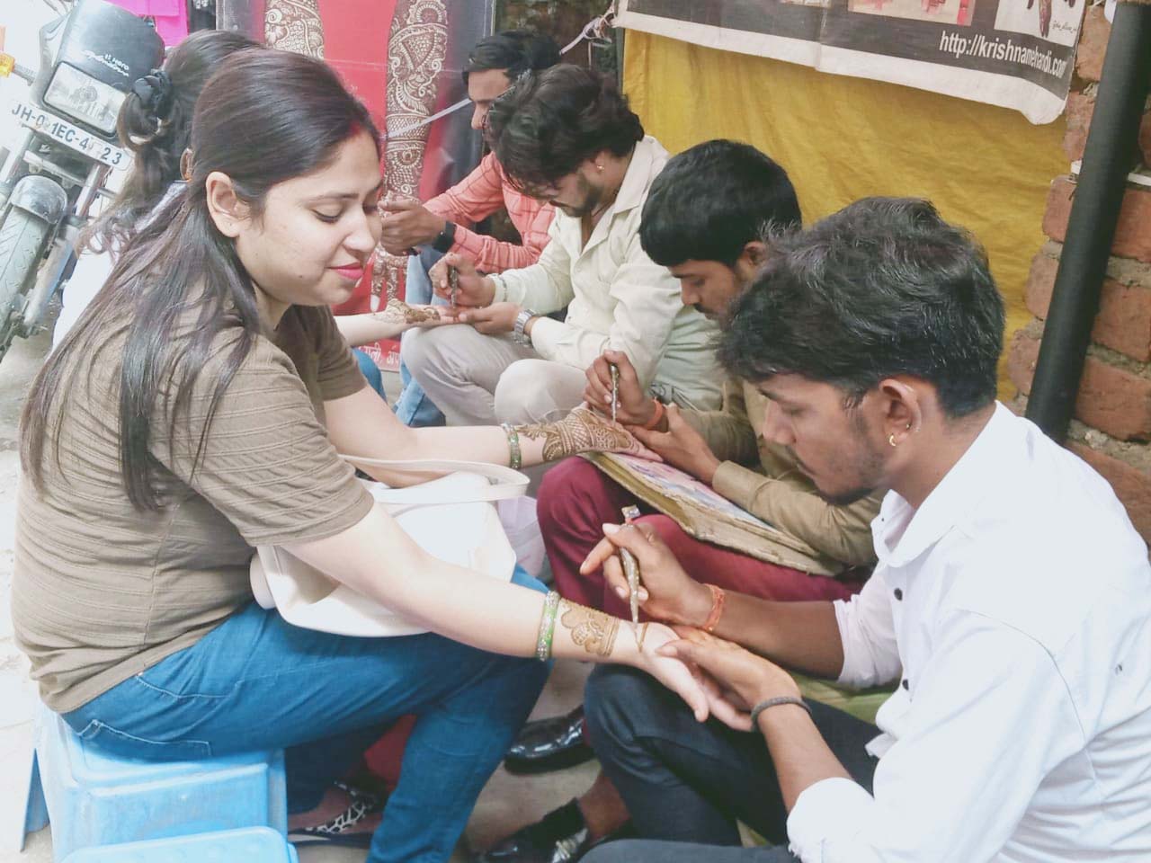 रांची : राखी व मिष्ठान की दुकानों में उमड़ी बहनों की भीड़
