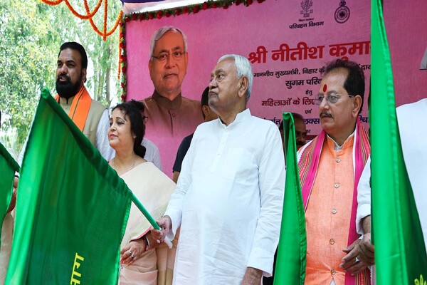 बिहार : विस चुनाव से पहले महिलाओं को सौगात, CM ने 80 पिंक बसों को दिखाई हरी झंडी