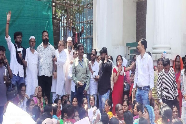 फुटपाथ दुकानदारों ने नगर निगम का किया घेराव, संवैधानिक अधिकारों की मांग