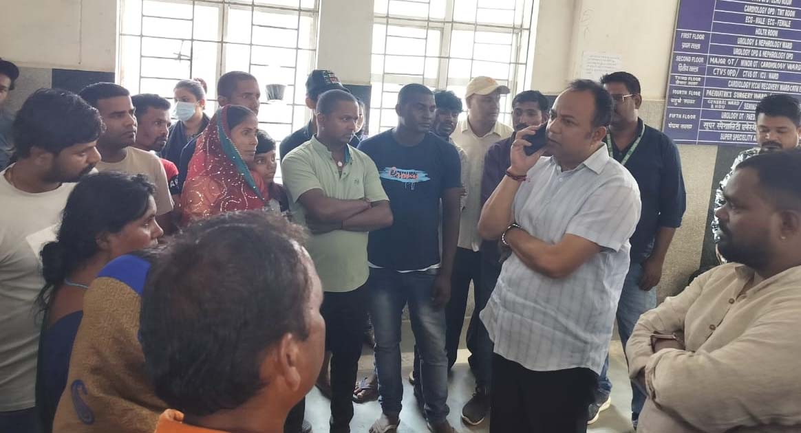 रातु गोलीकांड : घायल कारोबारी से रिम्स में मिले विधायक, कहा– इलाज में कोई कमी न हो
