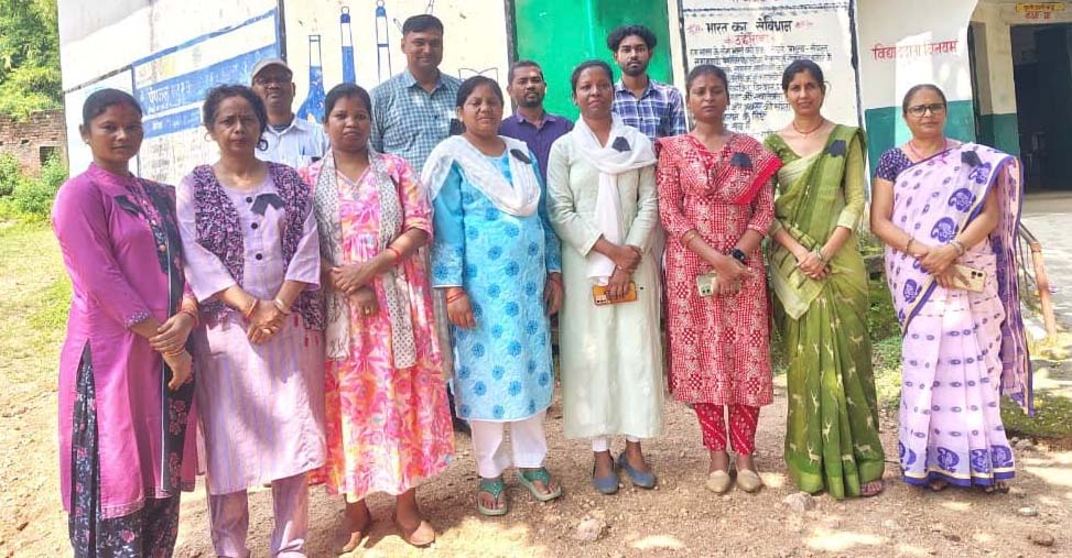 वार्षिक वेतन वृद्धि रोक के विरोध में शिक्षकों ने काली पट्टी बांधकर किया शिक्षण कार्य