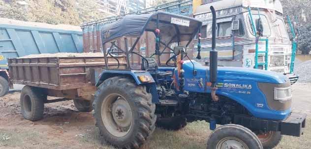 रामगढ़ : अवैध खनन पर जिला प्रशासन की कार्रवाई, बालू लदा ट्रैक्टर जब्त