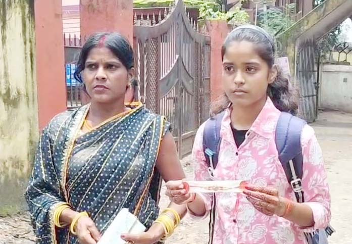 धनबाद : जेल के बाहर छलका बहन का स्नेह, राखी संग भेजीं सलामती की दुआएं