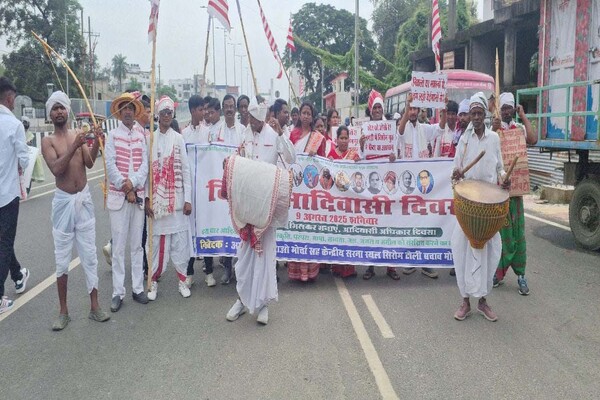 विश्व आदिवासी दिवस पर पूर्व शिक्षा मंत्री के नेतृत्व में निकाली गई पदयात्रा