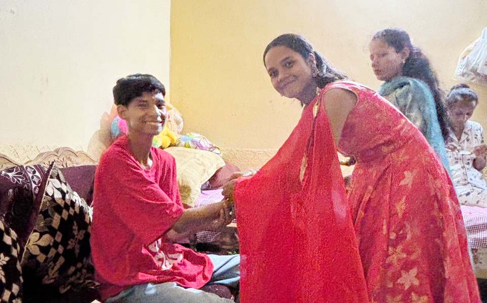 बहनों ने भाईयों की कलाई पर राखी बांधकर दीर्घायु की कामना की