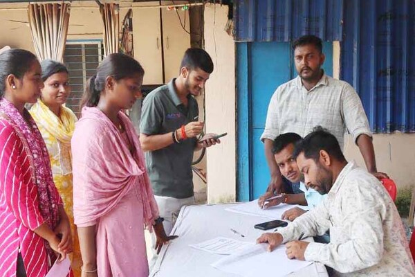 अदाणी फाउंडेशन ने बड़कागांव में लगाया रोजगार मेला