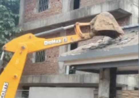 हाईकोर्ट के आदेश पर रातू में चला बुलडोजर, अवैध निर्माण ध्वस्त