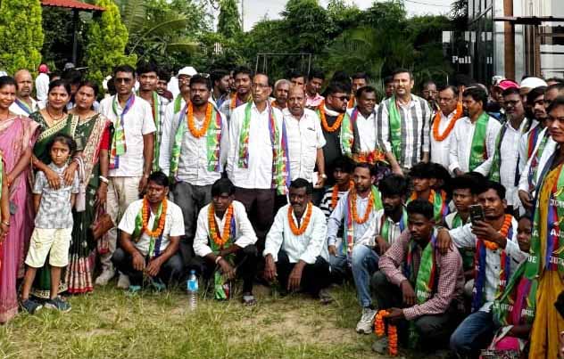 रांची : पिठौरिया में सैकड़ों लोगों ने थामा आजसू का दामन