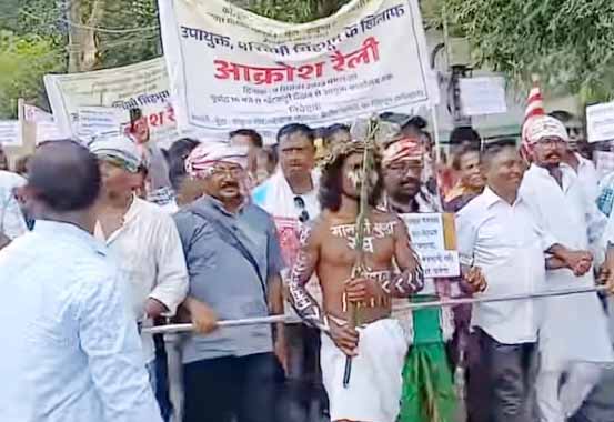 चाईबासा में जन आक्रोश रैली : डीसी चंदन कुमार की बर्खास्तगी की मांग तेज